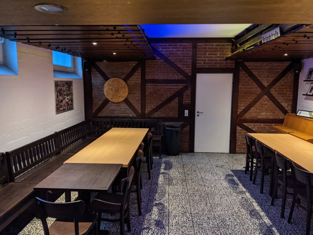 Tische im Thekenraum